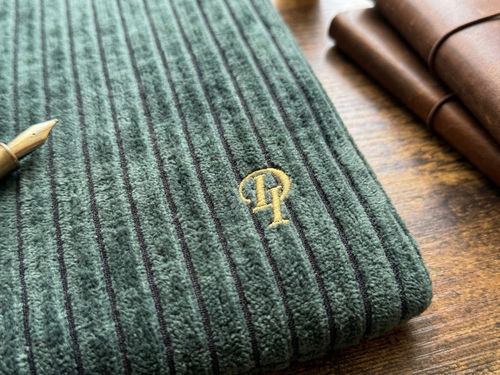 Funda para iPad de Terciopelo Acanalado con Bordado Personalizado